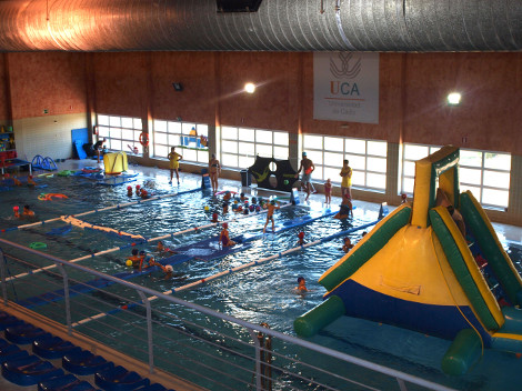 La piscina del Complejo Deportivo UCA acogió las Fiestas Acuáticas para Niños y Mayores