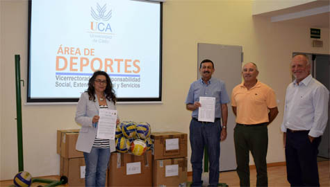 La Universidad de Cadiz realiza una entrega de material deportivo a la Asociacion Salam Paz, a traves del Area de Deportes