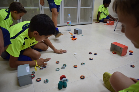 El taller de tapones rescata un juego de antaño en el V Campus de Fútbol