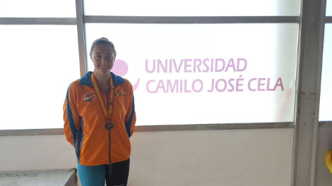 La alumna Paloma De Bordons (F. CC. Educación) gana tres medallas en el CEU de Natación