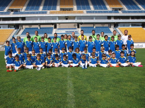 Los participantes en el IV Campus de Futbol UCA visitan el estadio Ramon de Carranza