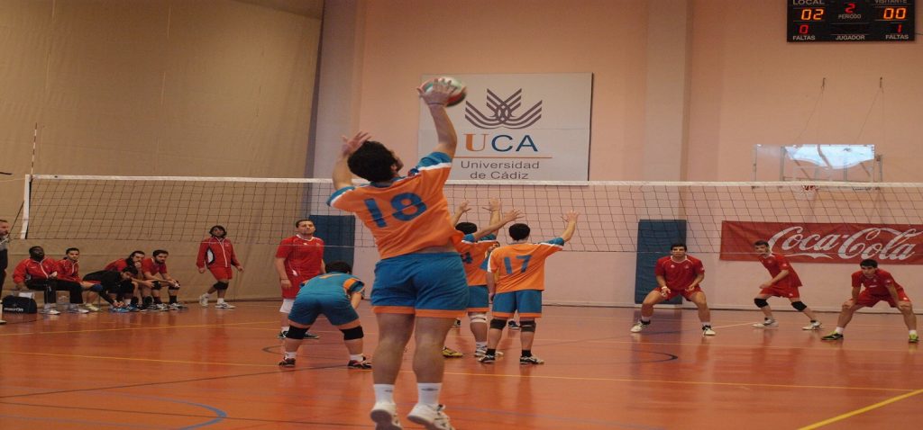 La selección cadete andaluza y el equipo UCA de voleibol masculino se enfrentan en un encuentro amistoso