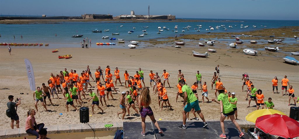 El Área de Deportes colabora en la Jornada ‘Naufit’ en la playa de La Caleta