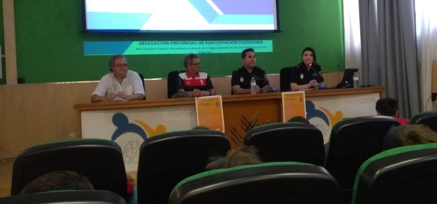 El Aula de Fútbol organizó con éxito una “Jornada sobre riesgos y peligros de internet en la infancia y la juventud”