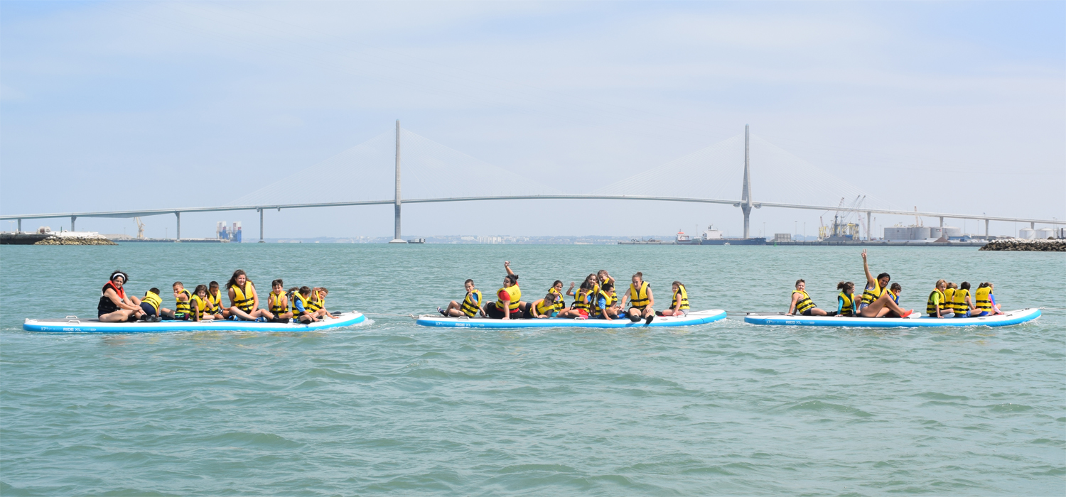 Los participantes en el VII UCAmpus de Verano disfrutan con actividades náuticas en el CN Elcano