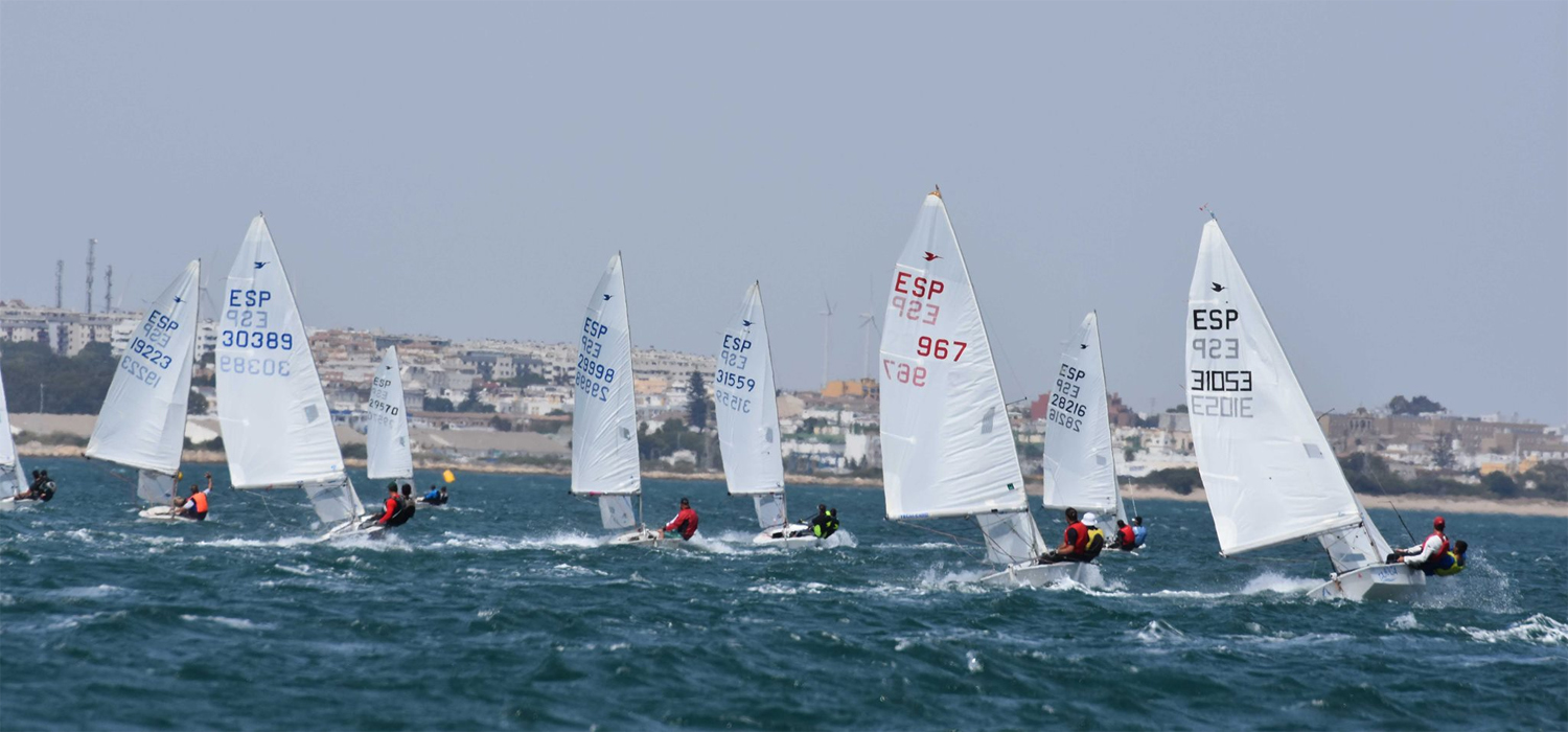 La Universidad de Cádiz colabora en la celebración de la Copa de Andalucía de Snipe en aguas de la Bahía